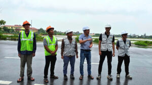 Ban giám đốc Nhà Việt Cons kiểm tra công trình trước bão