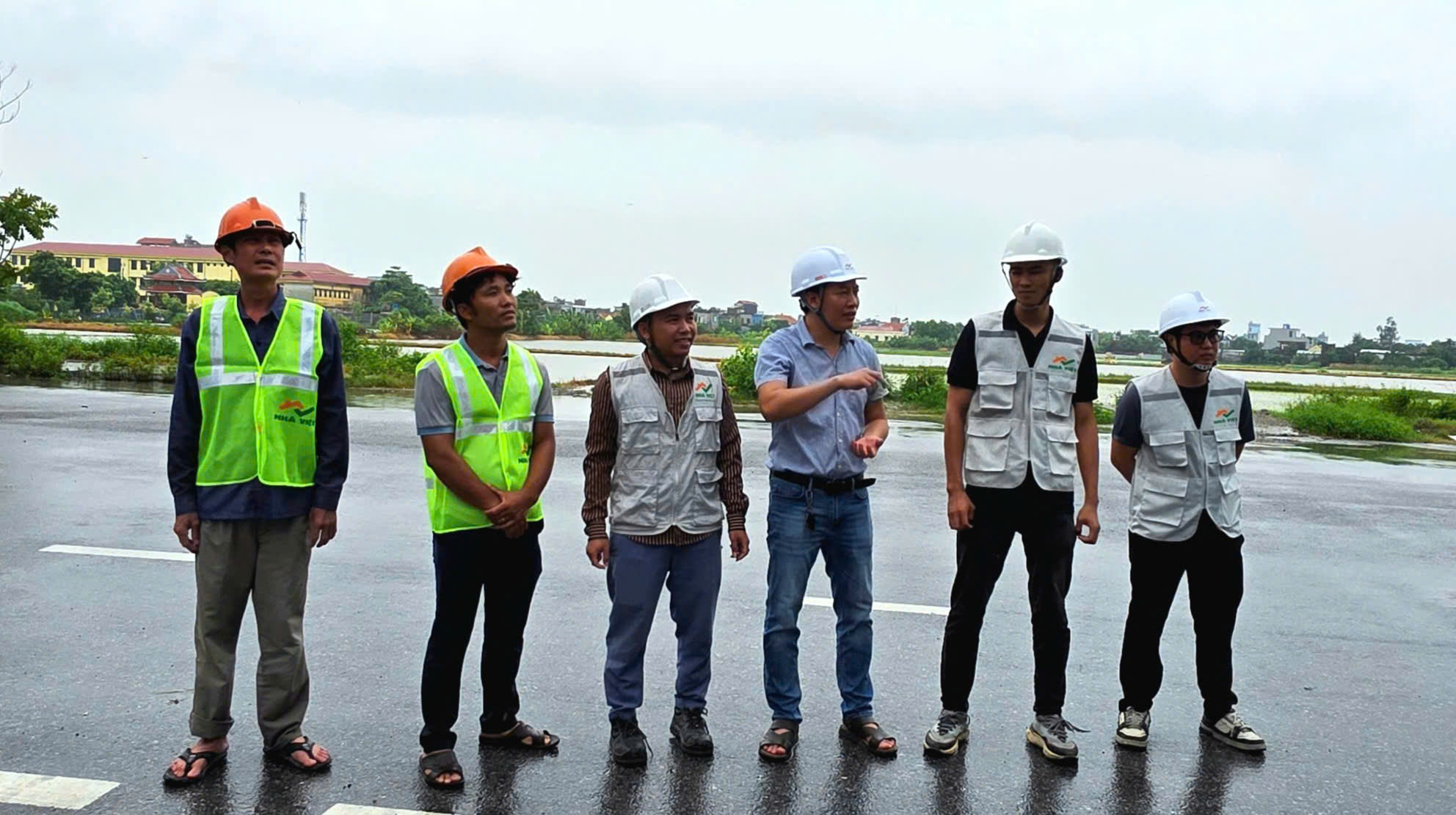 Ban giám đốc Nhà Việt Cons kiểm tra công trình trước bão