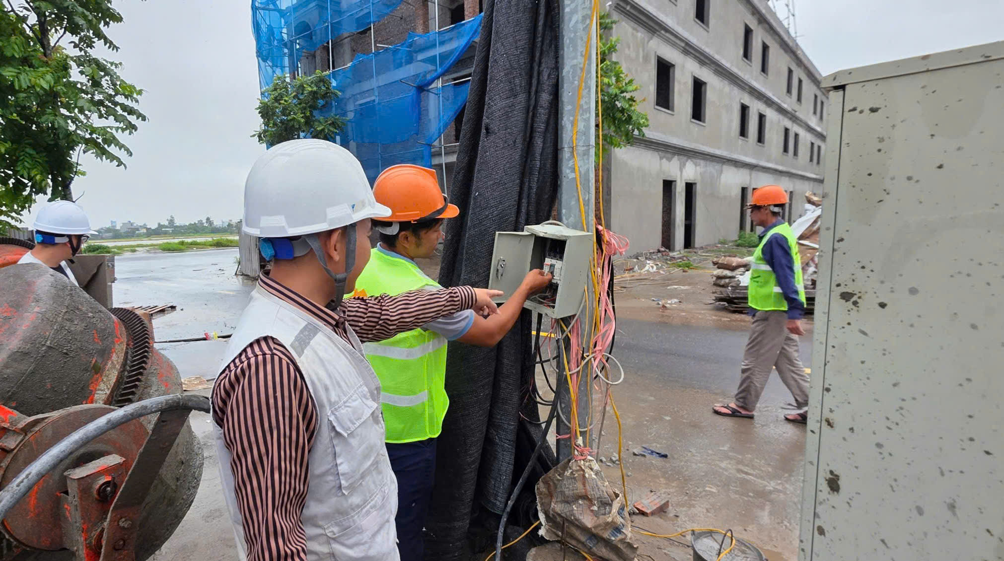 Hệ thống điện được ngắt và bảo vệ kỹ tại công trình
