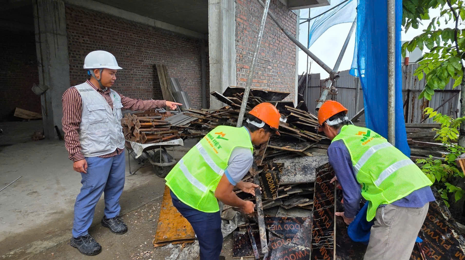 Che chắn vật tư xây dựng tại công trường mùa bão