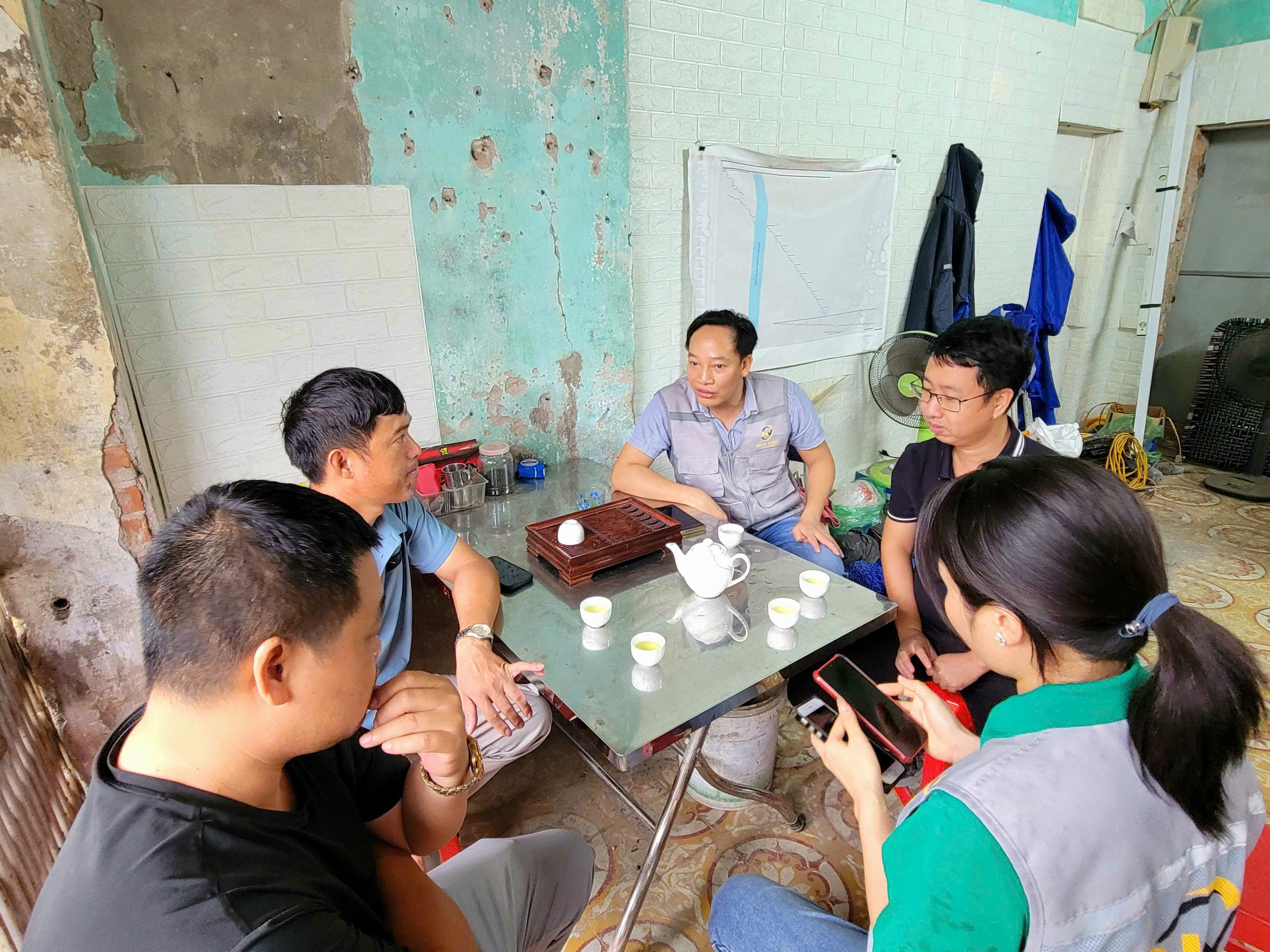 Ban chỉ huy công trình họp khẩn chuẩn bị đón bão