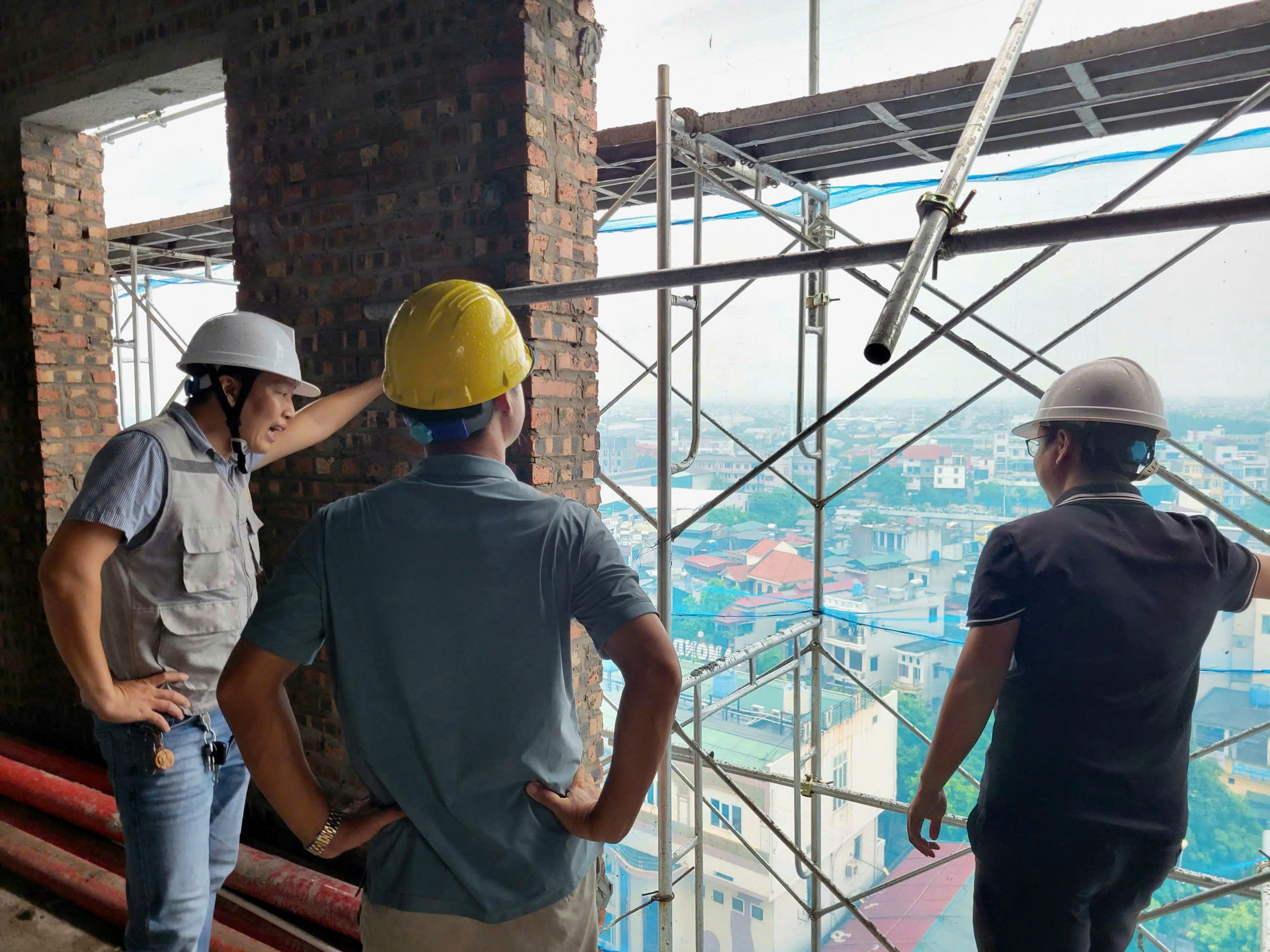 Gia cố giàn giáo tầng cao đảm bảo an toàn bão